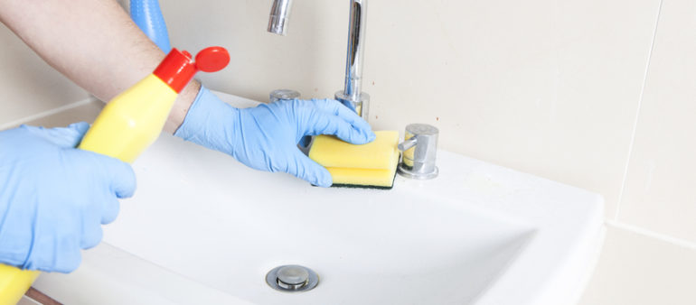 Wie das Waschbecken wieder glänzend sauber wird
